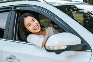 8 Tips Menyetir Mobil bagi Wanita agar Tetap Aman dan Nyaman