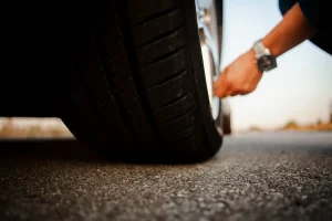 7 Tanda Ban Mobil Butuh Balancing & Alasan Hal Itu Penting