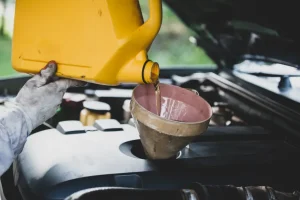 Biaya Ganti Oli Mobil 2025: Biaya, Daftar Oli, dan Tips Hemat