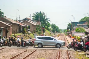 Jangan Skip! Cara Lewati Perlintasan Kereta Api dengan Aman