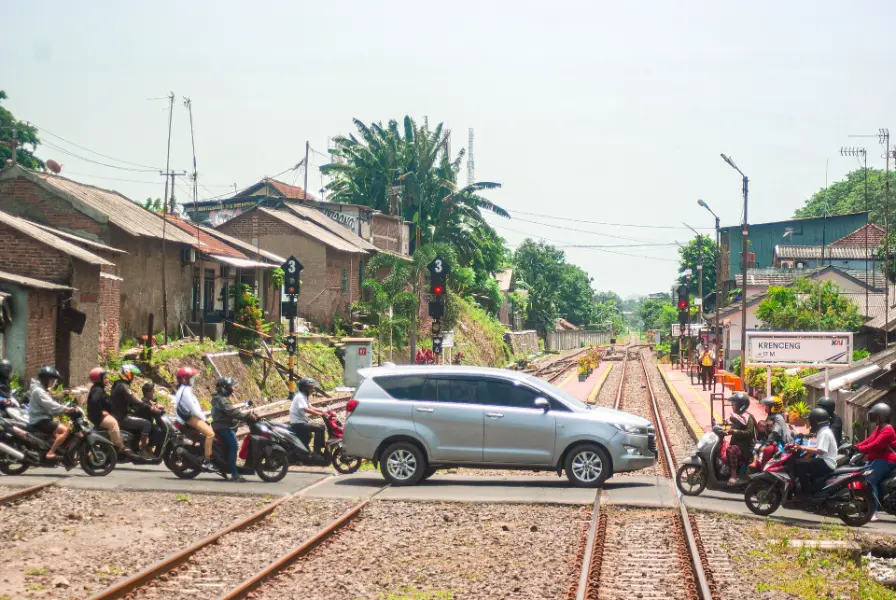 car lewati perlintasan kereta